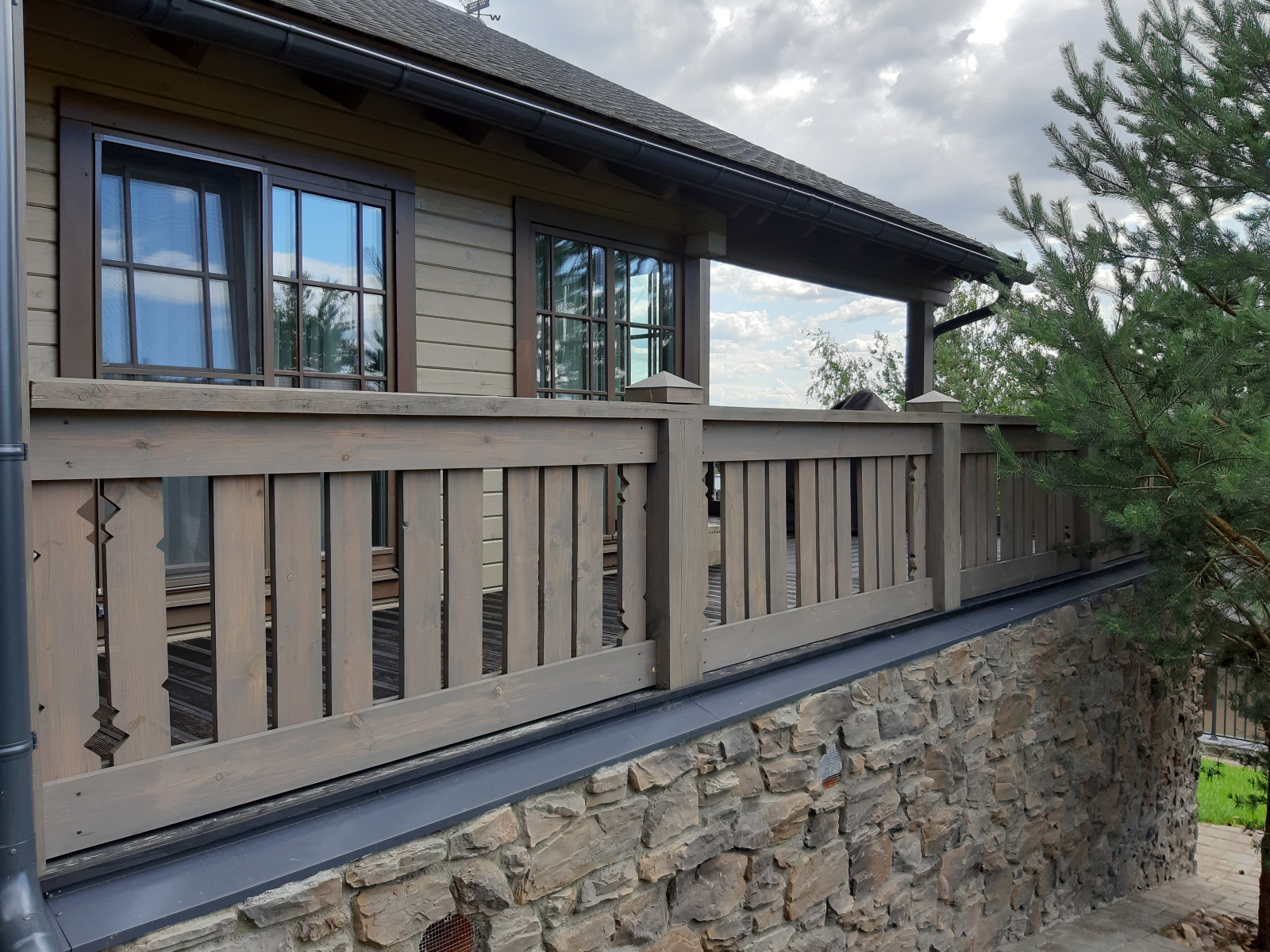 Дом из бруса в стиле шале.