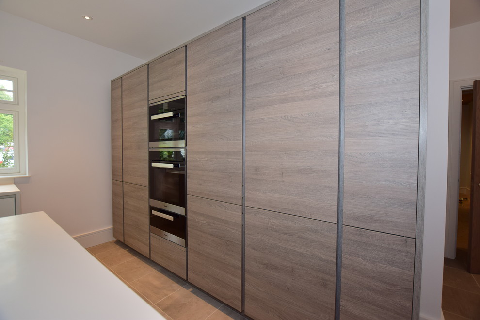 Inspiration for a mid-sized contemporary kitchen in Oxfordshire.