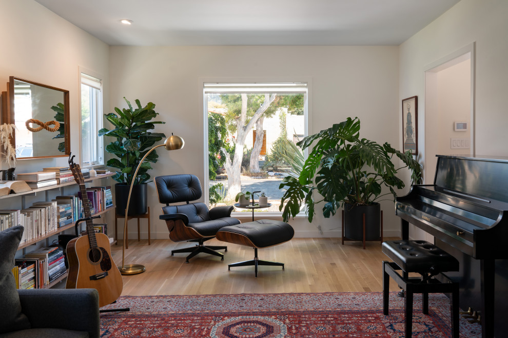 Idee per un soggiorno moderno di medie dimensioni e chiuso con sala della musica, pavimento in legno massello medio e pavimento marrone