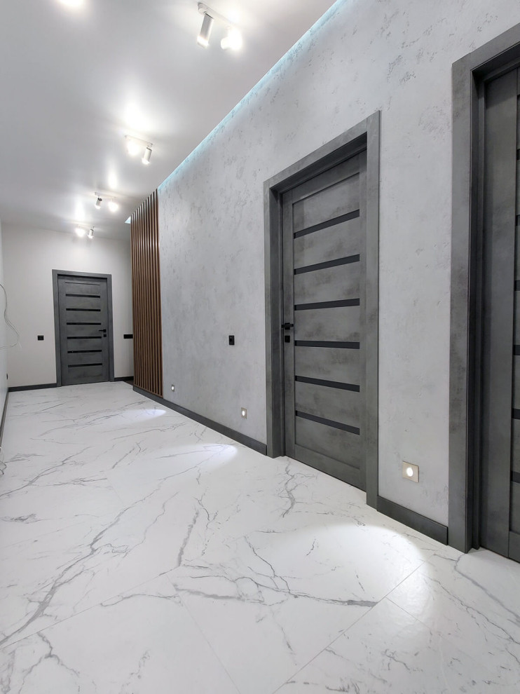 Источник вдохновения для домашнего уюта: узкий коридор среднего размера в современном стиле с серыми стенами, полом из керамической плитки, белым полом и обоями на стенах