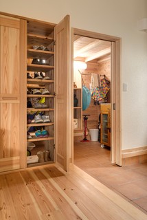 75 Asian Brown Closet Ideas You'll Love - February, 2024 | Houzz