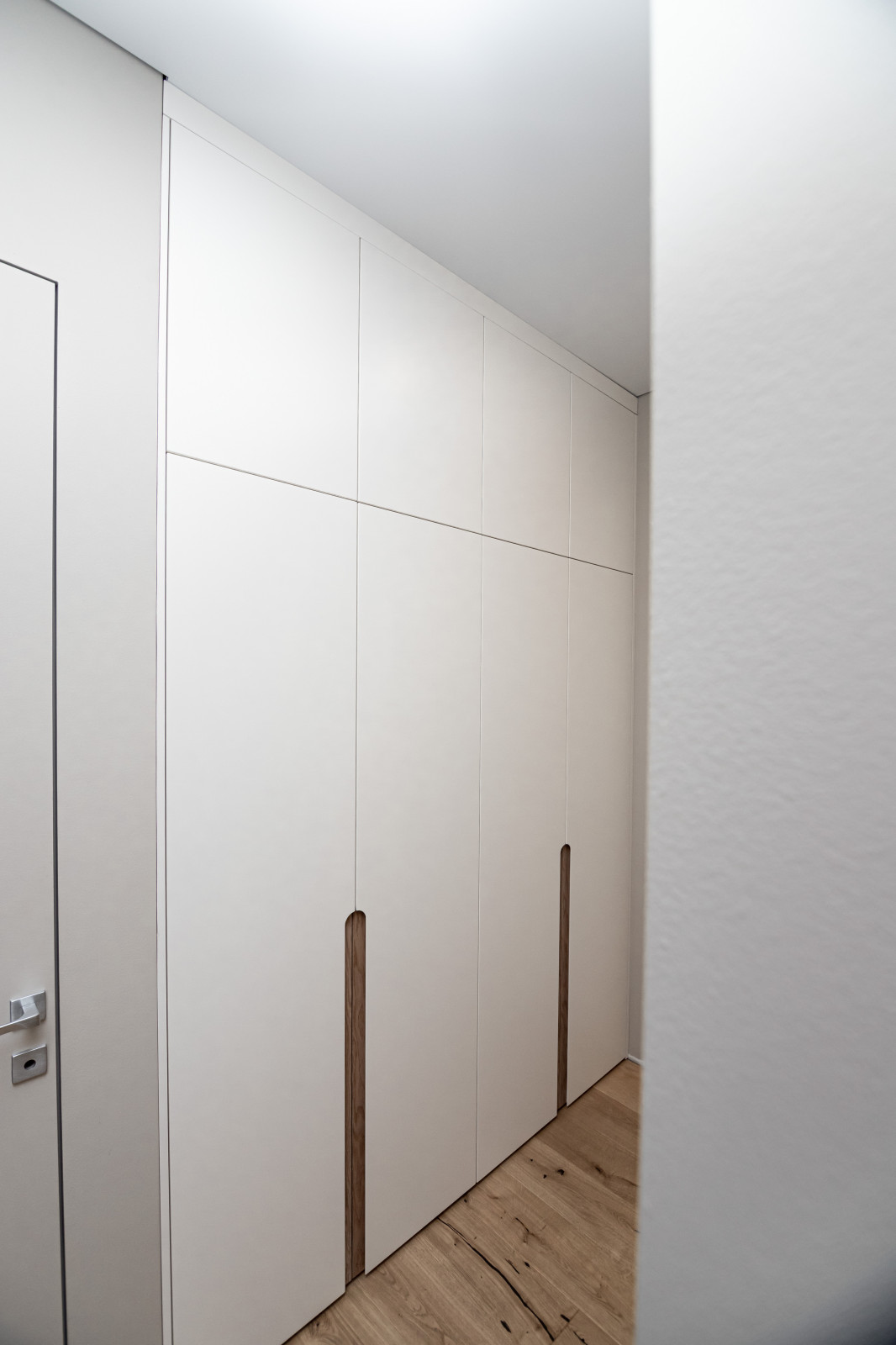 Гардероб и шкаф в прихожую в минималистичном стиле