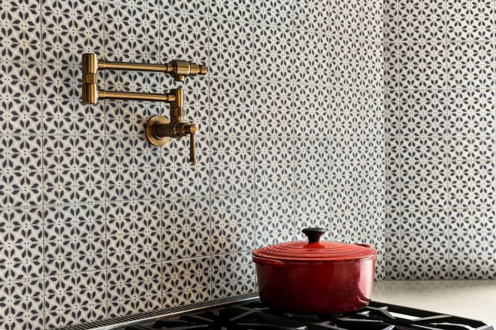 Example of a transitional home design design in Seattle