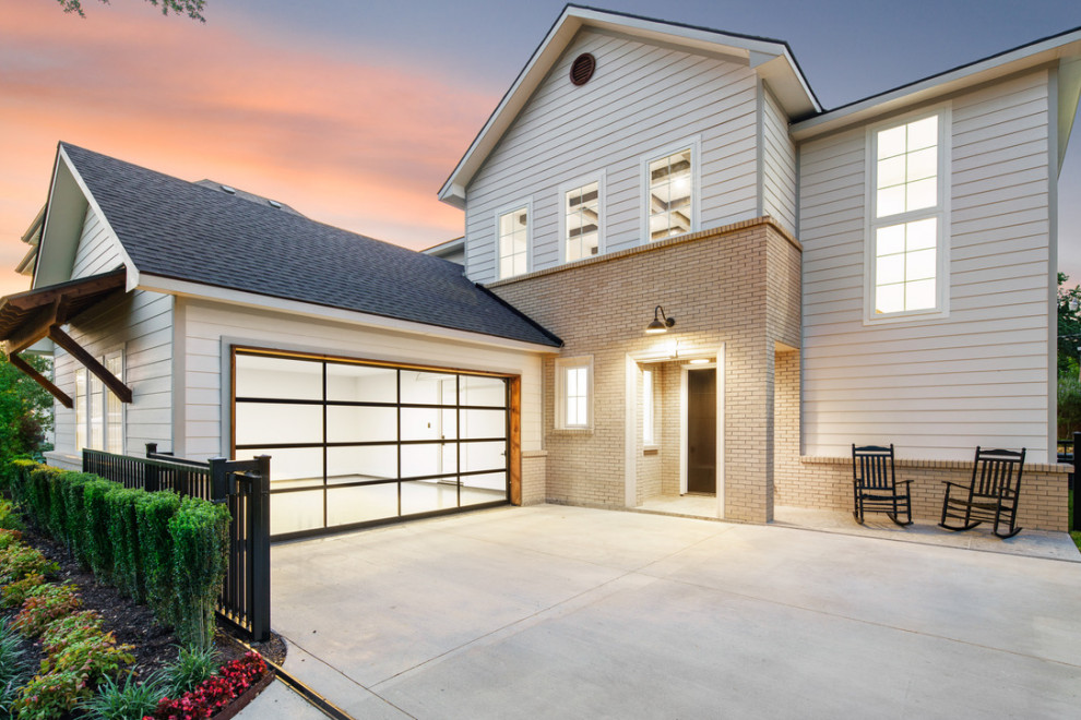 Transitional home design photo in Dallas