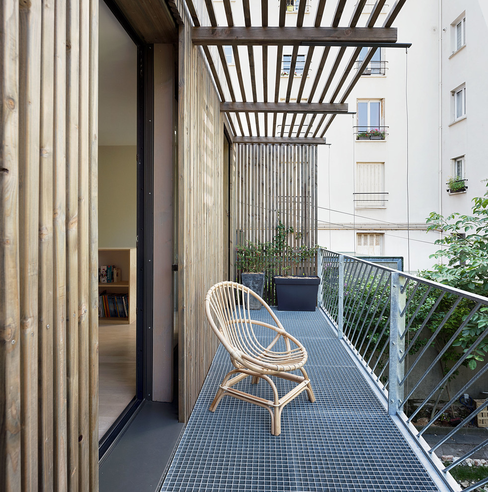Design ideas for a mid-sized scandinavian balcony in Paris.