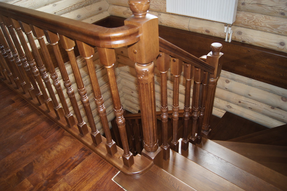 Лестница из дуба на косоурах