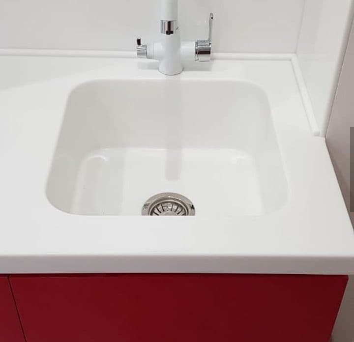 Стеновая панель из стекла + столешница из белого акрилового камня.