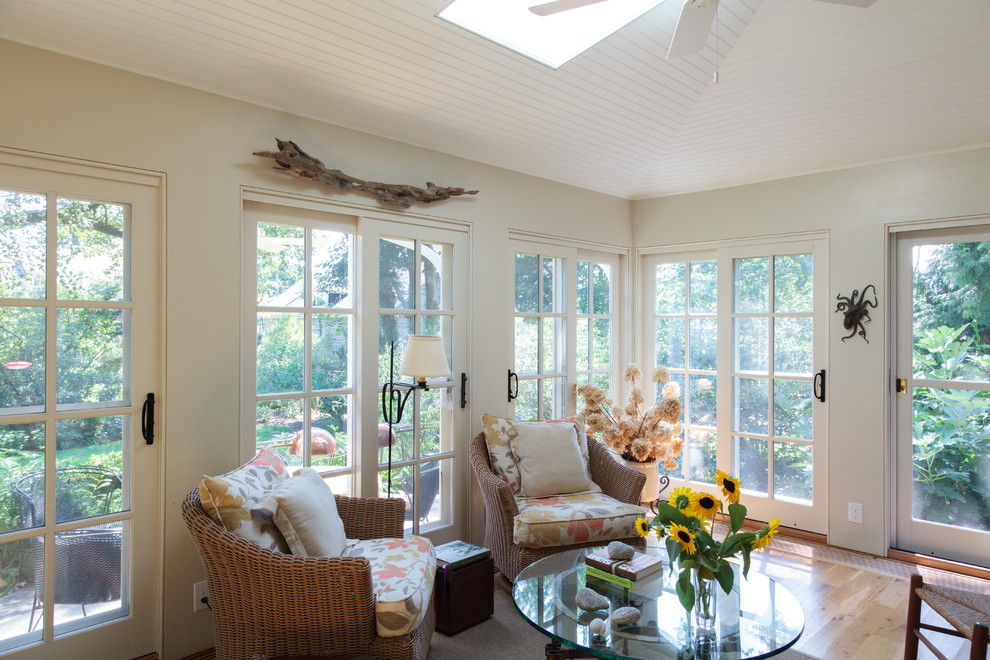 This is an example of a mid-sized traditional sunroom in Philadelphia with light hardwood floors and a skylight.
