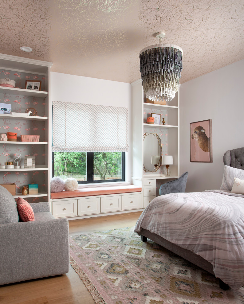 Diseño de dormitorio infantil clásico renovado de tamaño medio con paredes multicolor y suelo de madera en tonos medios