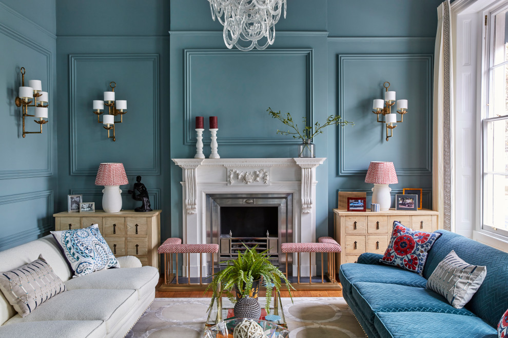 Example of a classic living room design in Gloucestershire