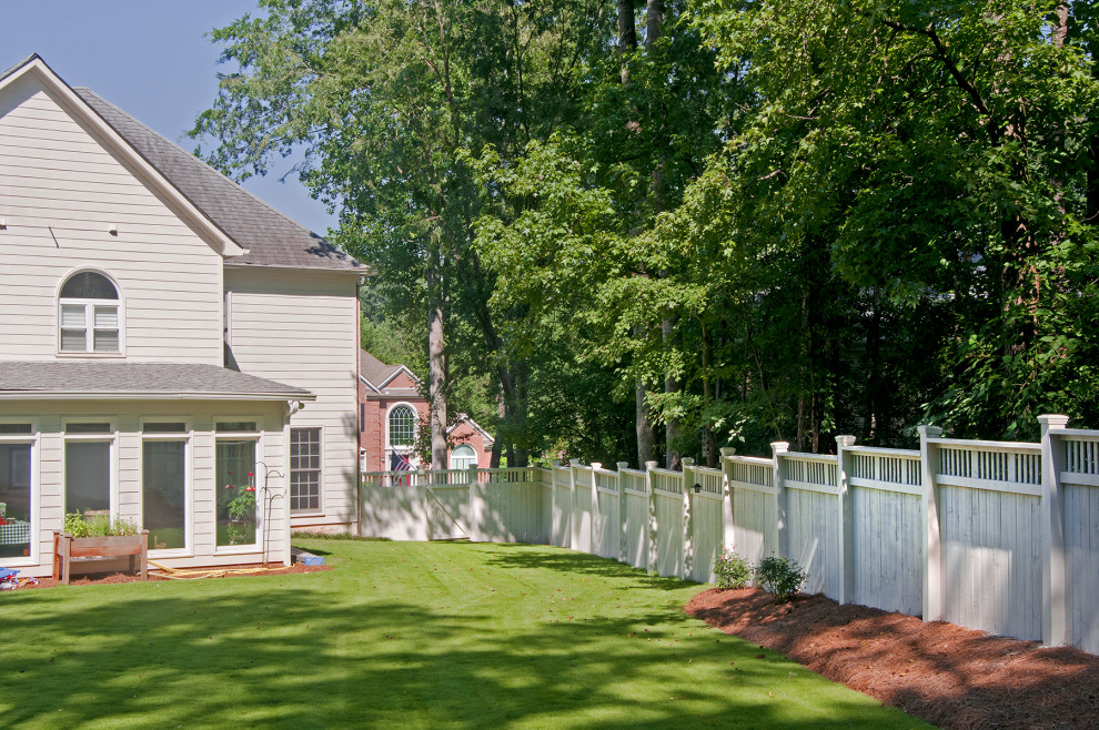 Пример оригинального дизайна: участок и сад на заднем дворе с с деревянным забором