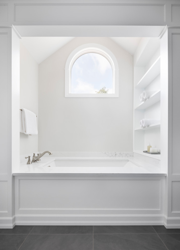 Idee per una stanza da bagno padronale classica con ante grigie, pareti grigie, pavimento grigio, top giallo, toilette, due lavabi e mobile bagno incassato
