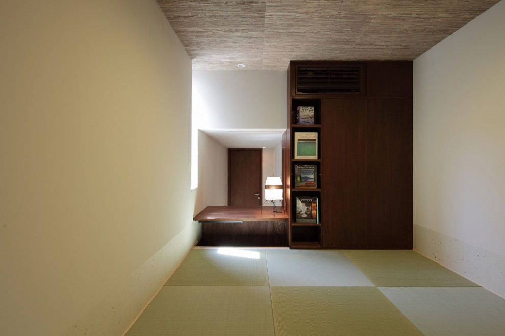 Inspiration for a small traditional guest bedroom in Tokyo with white walls, tatami floors, no fireplace, beige floor and wallpaper.