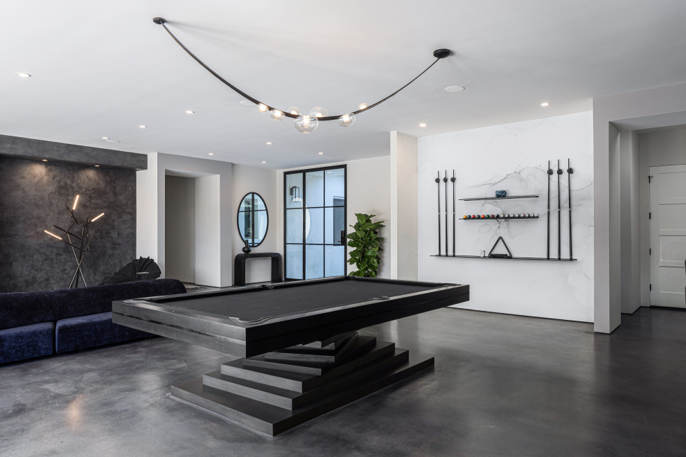 Imagen de sala de estar abierta contemporánea extra grande con paredes negras, suelo de cemento, suelo gris y papel pintado