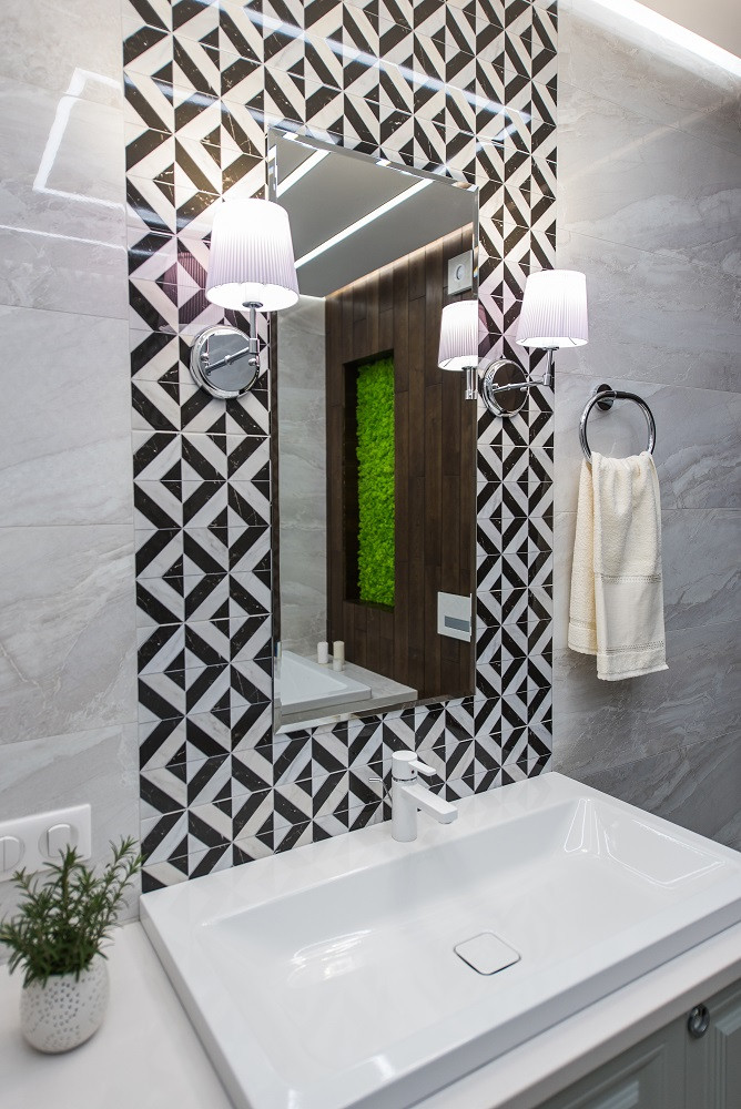 Санузел с деревянной стеной