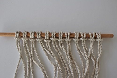 マクラメ編みで作る、シンプルなフラッグ形のタペストリー｜簡単DIY