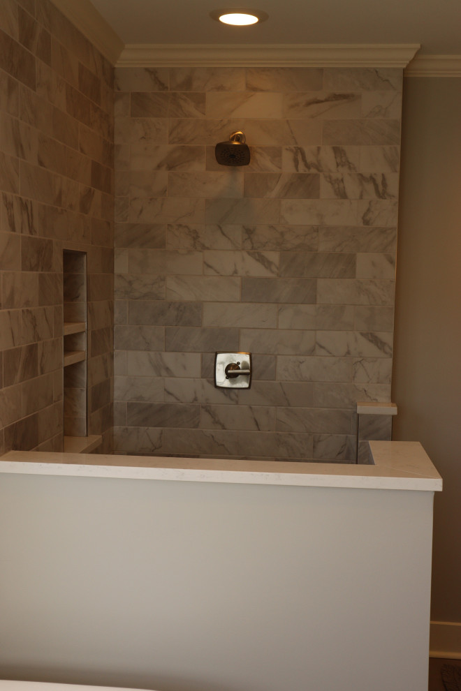 Cette image montre une salle de bain principale design de taille moyenne avec des portes de placard blanches, un plan de toilette en quartz et meuble-lavabo sur pied.
