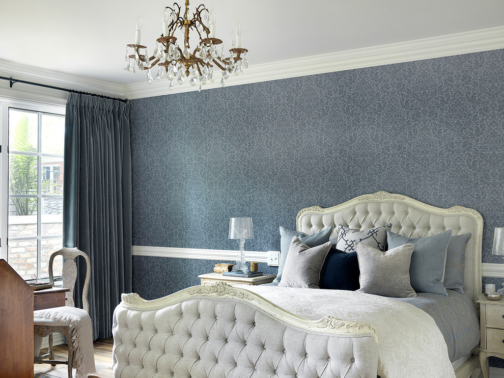 Inspiration for a master bedroom in Chicago with blue walls.