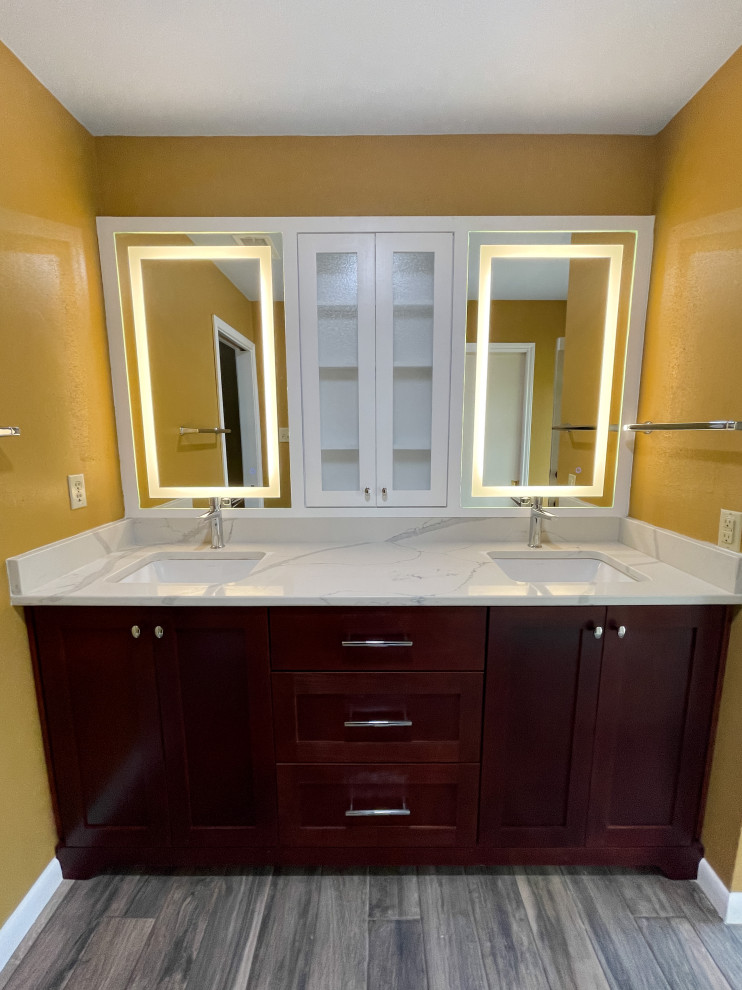 Пример оригинального дизайна: главная ванная комната среднего размера в морском стиле с фасадами в стиле шейкер, темными деревянными фасадами, душем в нише, унитазом-моноблоком, разноцветной плиткой, мраморной плиткой, желтыми стенами, паркетным полом среднего тона, врезной раковиной, столешницей из кварцита, коричневым полом, душем с распашными дверями, белой столешницей, нишей, тумбой под две раковины, встроенной тумбой и сводчатым потолком