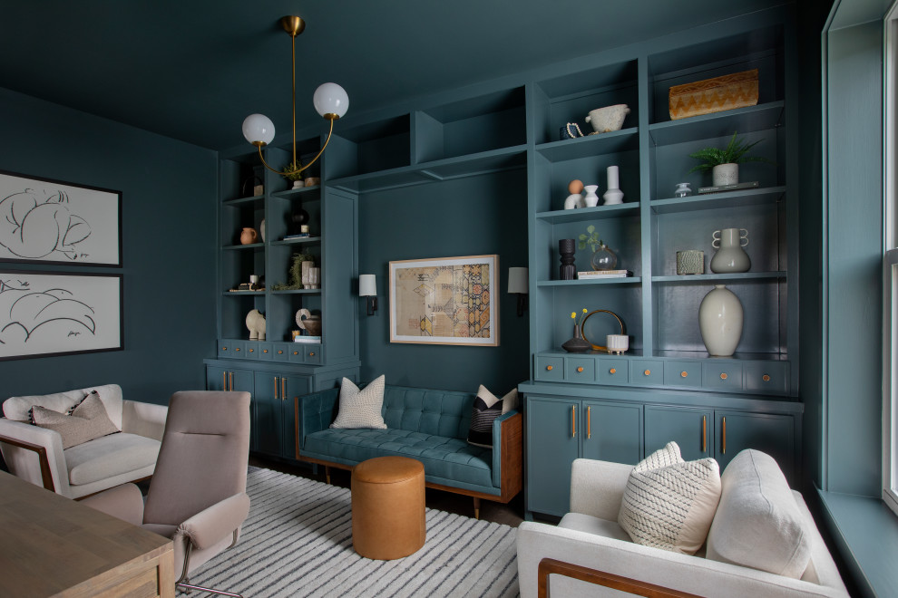 Стильный дизайн: кабинет в стиле неоклассика (современная классика) с синими стенами, темным паркетным полом, отдельно стоящим рабочим столом и коричневым полом без камина - последний тренд