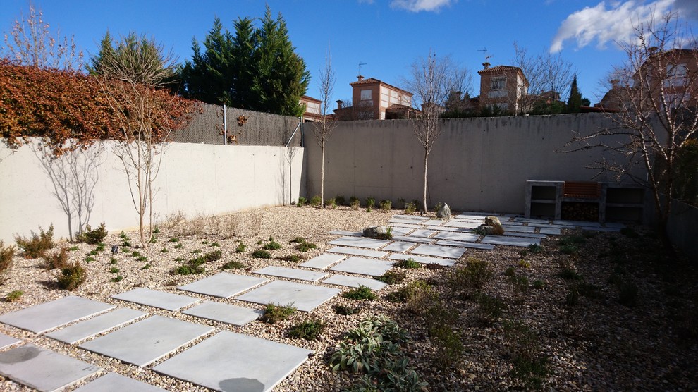 Imagen de camino de jardín in patio trasero With entrada/camino de jardín