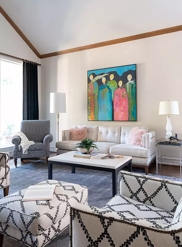 Стильный дизайн: гостиная комната среднего размера в стиле неоклассика (современная классика) с белыми стенами, коричневым полом, сводчатым потолком и паркетным полом среднего тона без камина, телевизора - последний тренд