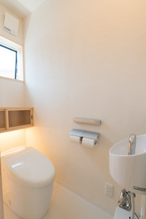 おしゃれなトイレ 洗面所 クロスの天井 緑のタイル の画像 2020