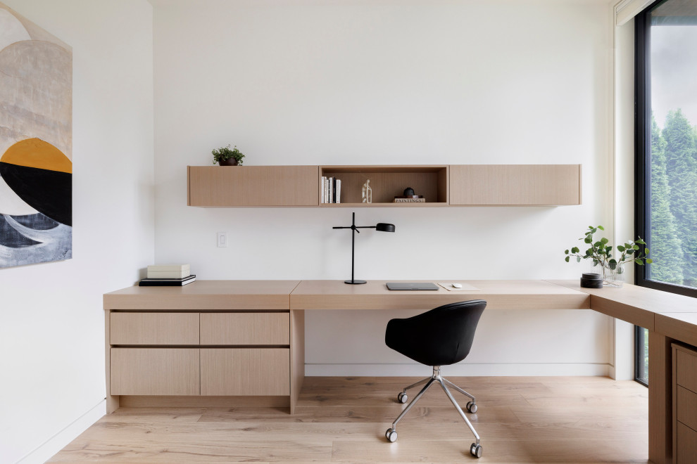 Свежая идея для дизайна: рабочее место в стиле модернизм с белыми стенами, светлым паркетным полом и встроенным рабочим столом без камина - отличное фото интерьера