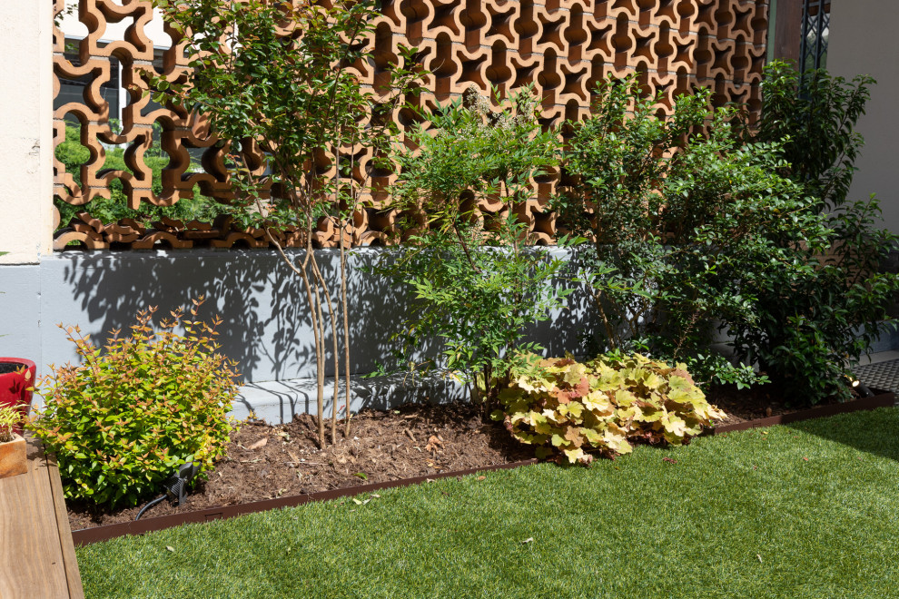 Réalisation d'un jardin minimaliste de taille moyenne et l'été avec une exposition partiellement ombragée.