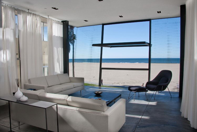 Photo of a beach style living room in Los Angeles.