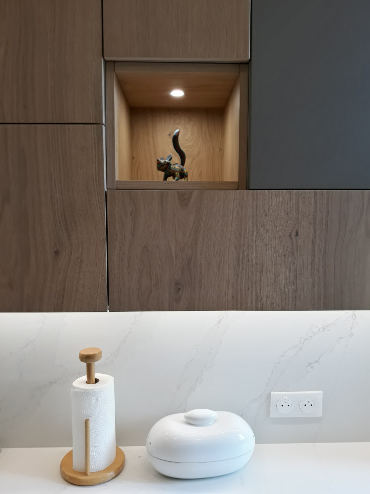Idée de décoration pour une cuisine ouverte parallèle minimaliste en bois clair de taille moyenne avec un placard à porte affleurante et aucun îlot.
