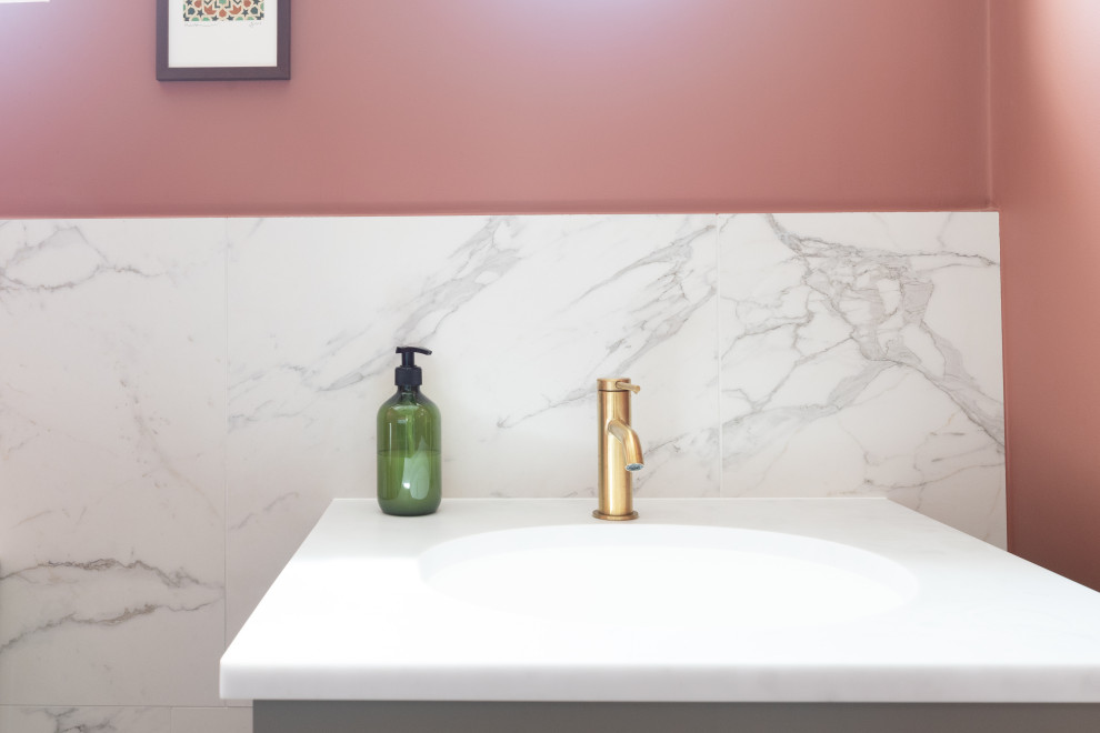 Inspiration för mellanstora klassiska en-suite badrum, med vita skåp, keramikplattor, rosa väggar, klinkergolv i keramik och flerfärgat golv