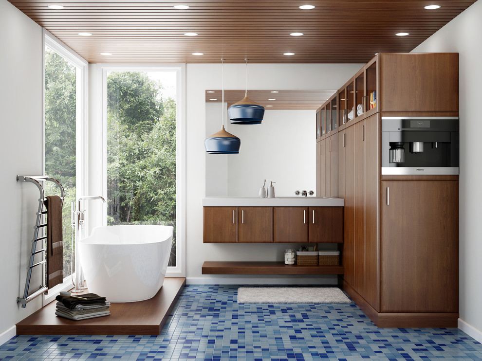 Inspiration för moderna en-suite badrum, med skåp i shakerstil, skåp i mörkt trä, ett badkar med tassar, flerfärgad kakel, beige väggar och mosaikgolv