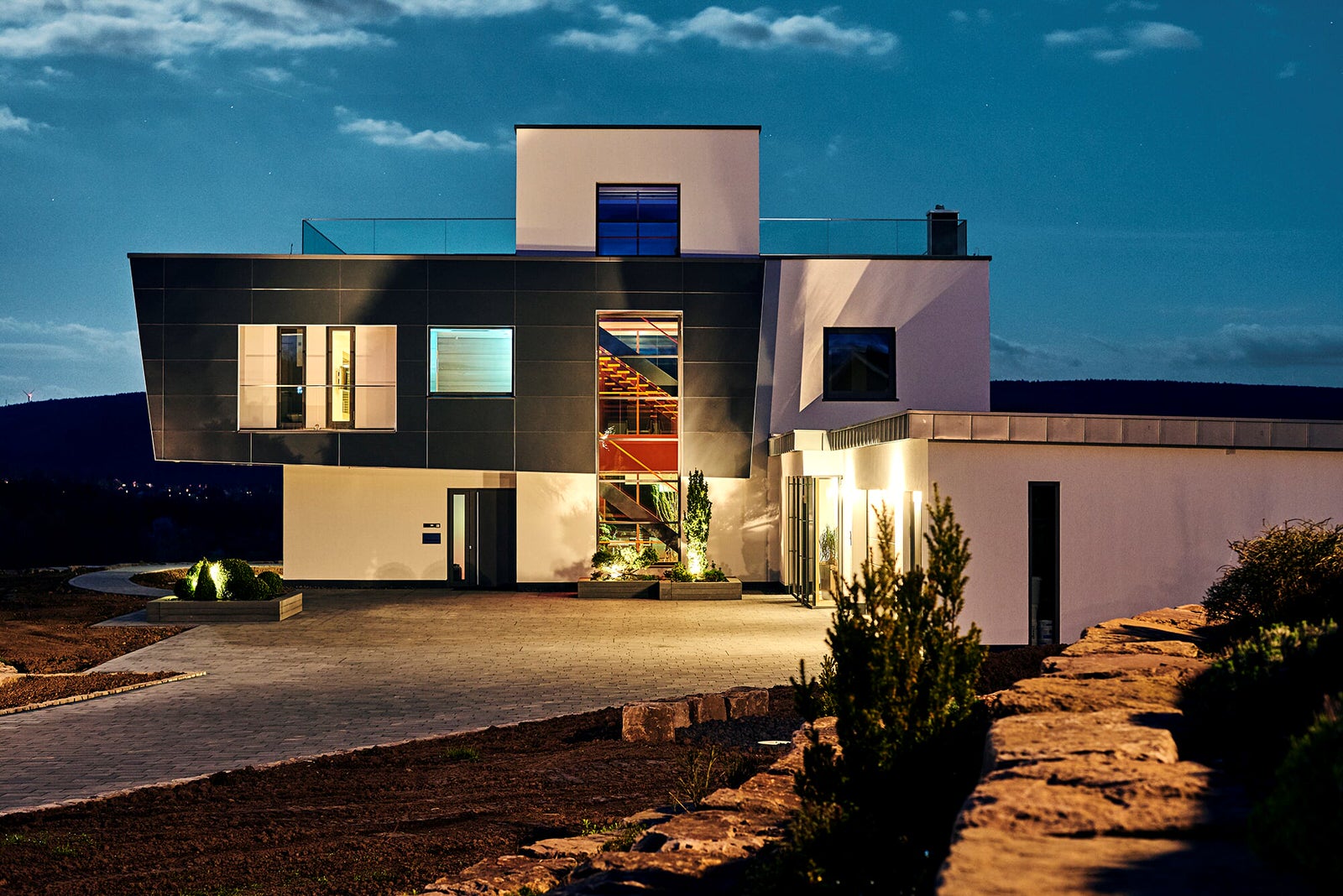 Консольная лестничная конструкция с инновационной встроенной подсветкой