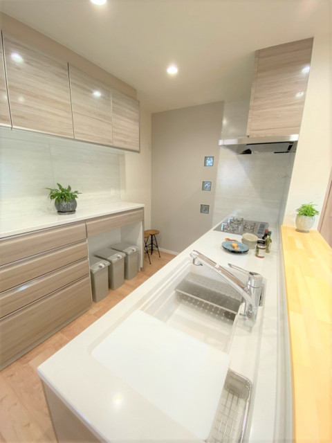 二世帯住宅に家族が仲良く暮らす家 minimalistisch-kueche