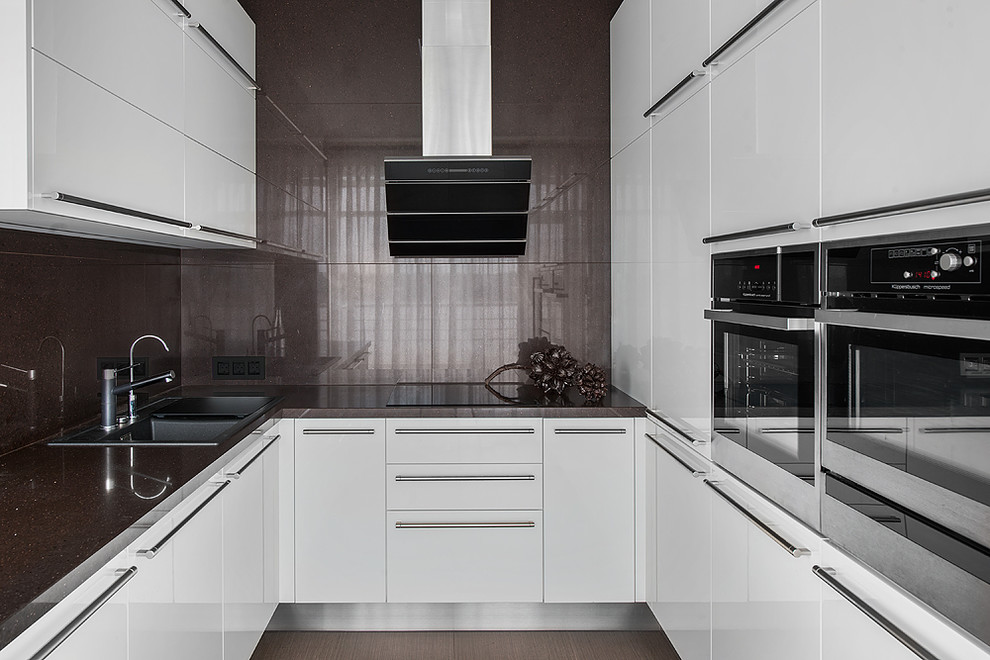 Современная квартира в Санкт-Петербурге с видом на озеро.