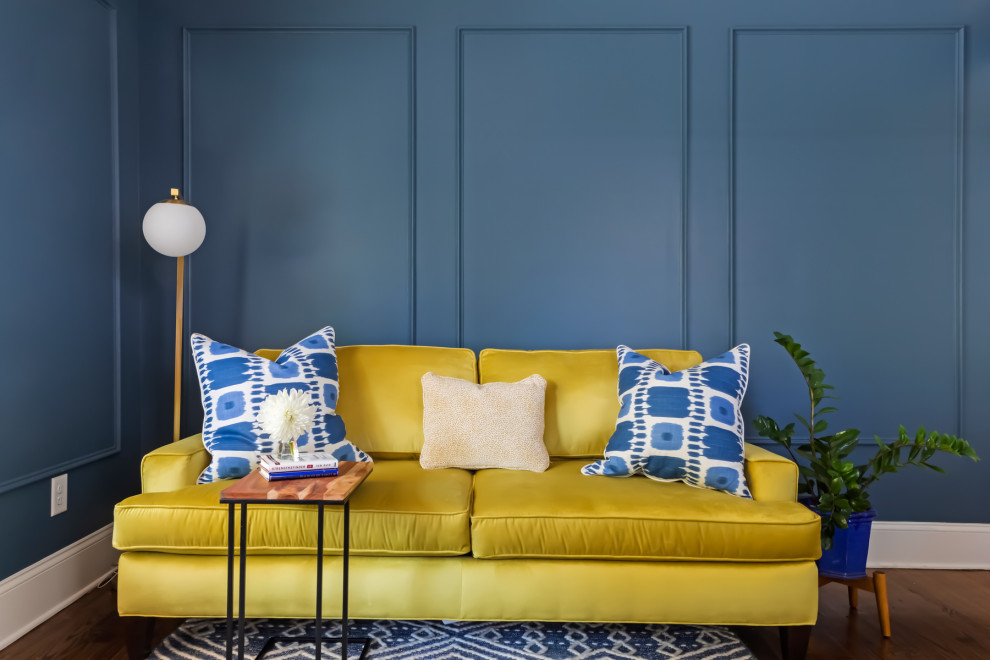 Inspiration pour une chambre d'amis traditionnelle de taille moyenne avec un mur bleu, un sol en bois brun et un sol marron.