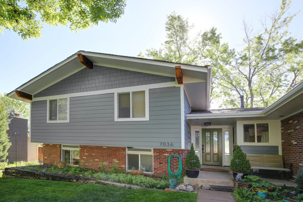 Mittelgroßes, Zweistöckiges Rustikales Einfamilienhaus mit Faserzement-Fassade, blauer Fassadenfarbe, Satteldach, Misch-Dachdeckung, Verschalung und schwarzem Dach in Denver
