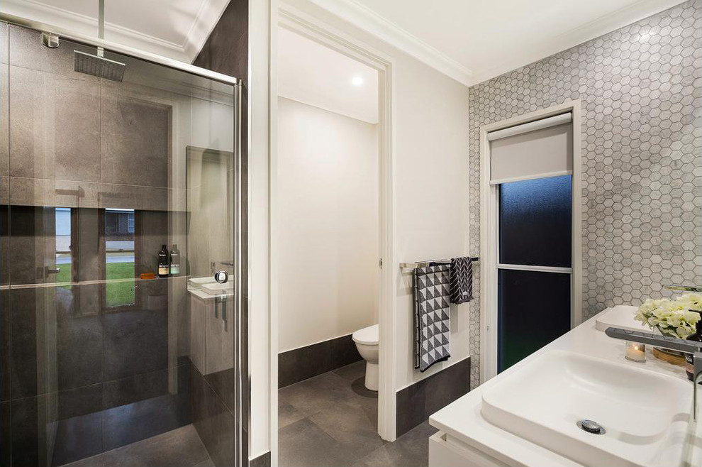 Photo of a contemporary bathroom in Brisbane.