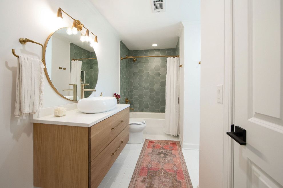 Foto på ett litet vit badrum, med skåp i ljust trä, en dusch/badkar-kombination, grön kakel, keramikplattor, vita väggar, klinkergolv i keramik, ett fristående handfat, bänkskiva i kvartsit, vitt golv och dusch med duschdraperi