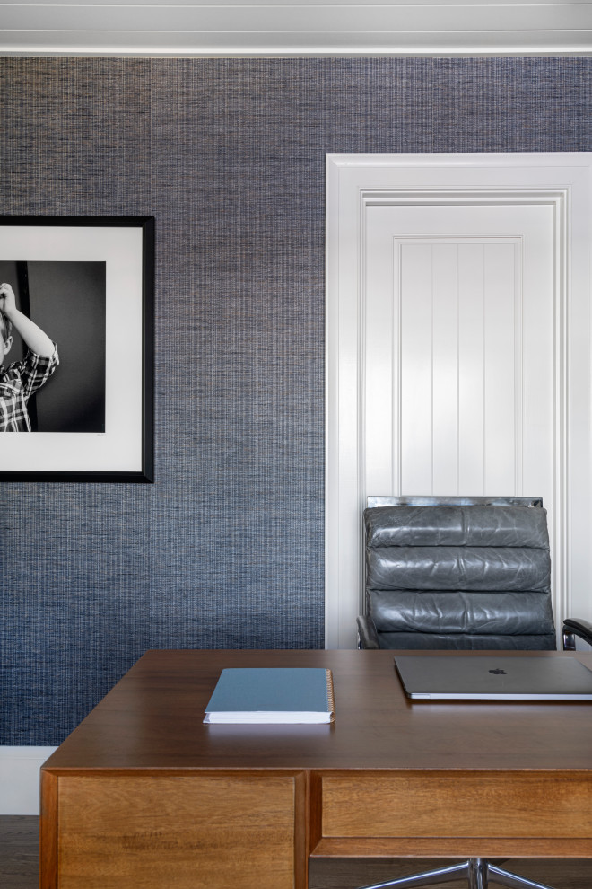 Idée de décoration pour un bureau marin avec une bibliothèque ou un coin lecture, un mur bleu, parquet clair, un bureau indépendant, un plafond en lambris de bois et du papier peint.