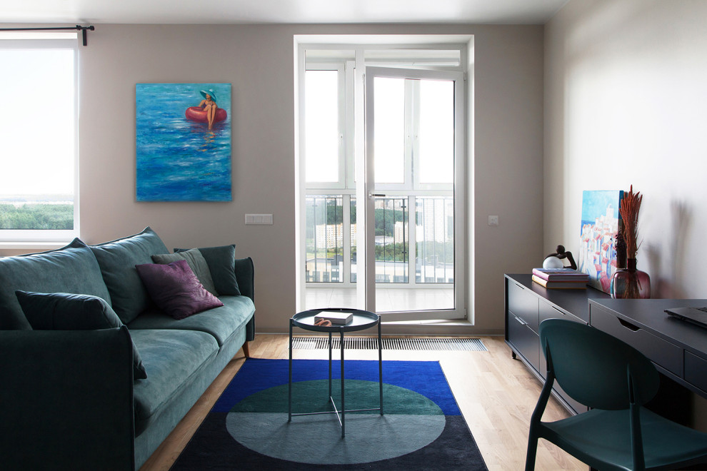 На фото: маленькая гостиная комната в скандинавском стиле с бежевыми стенами, паркетным полом среднего тона и зоной отдыха без телевизора для на участке и в саду