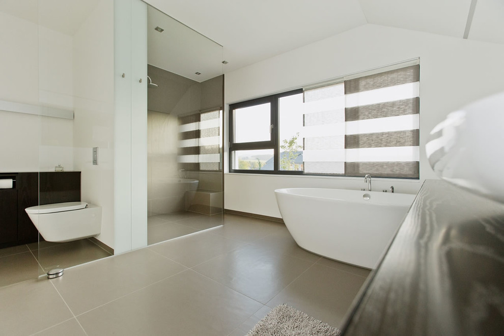 Photo of a mid-sized contemporary bathroom in Cologne with a curbless shower, a wall-mount toilet and an open shower.