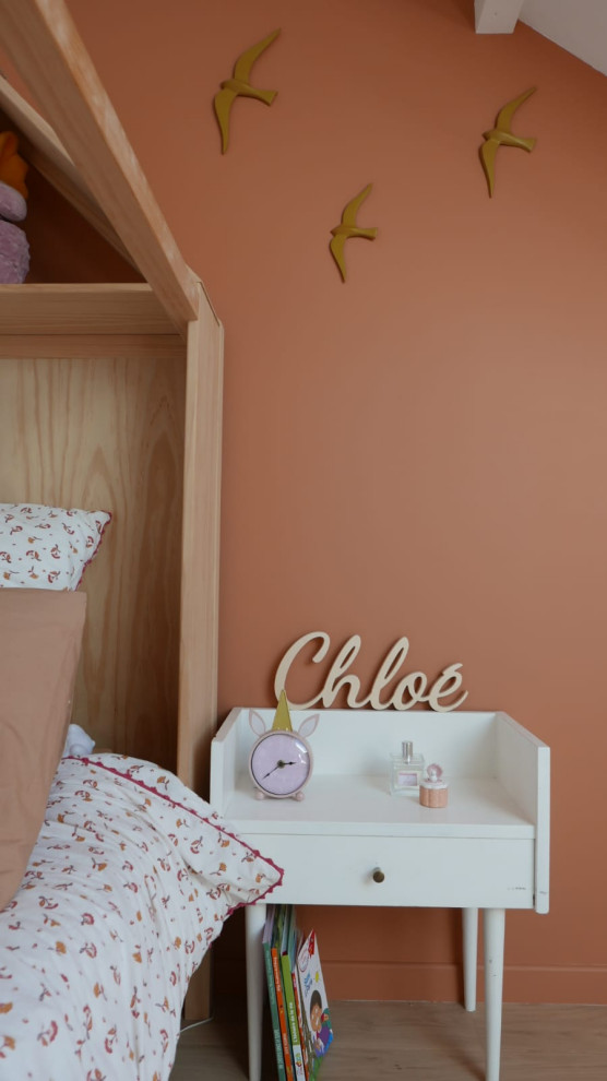 Idéer för ett mellanstort medelhavsstil flickrum kombinerat med sovrum och för 4-10-åringar, med rosa väggar, plywoodgolv och beiget golv