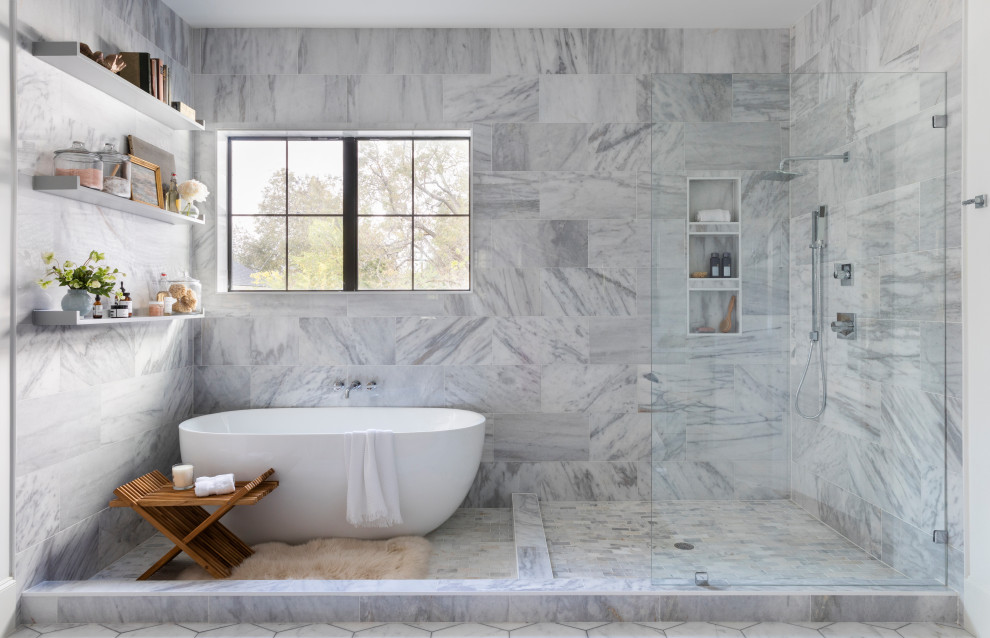 Ispirazione per una stanza da bagno classica con vasca freestanding, doccia ad angolo, piastrelle grigie, pareti bianche e doccia aperta