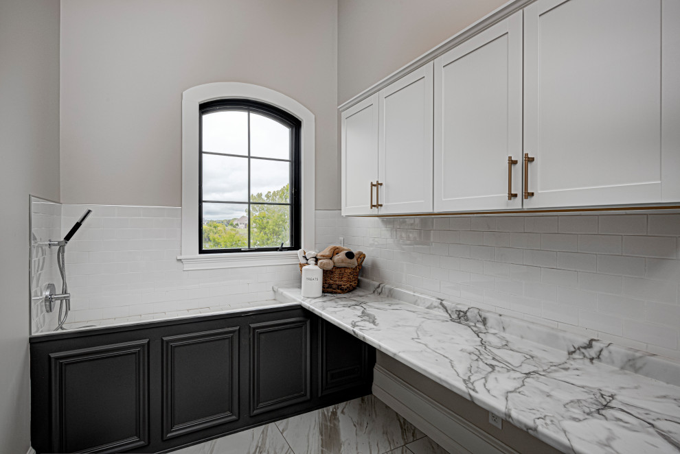 Esempio di una stanza da bagno contemporanea di medie dimensioni con vasca ad angolo, doccia aperta, pareti grigie, pavimento in marmo e pavimento bianco