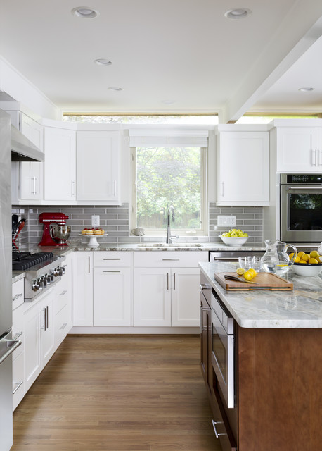 Beautiful Transitional Kitchen nyklassisk-koekken