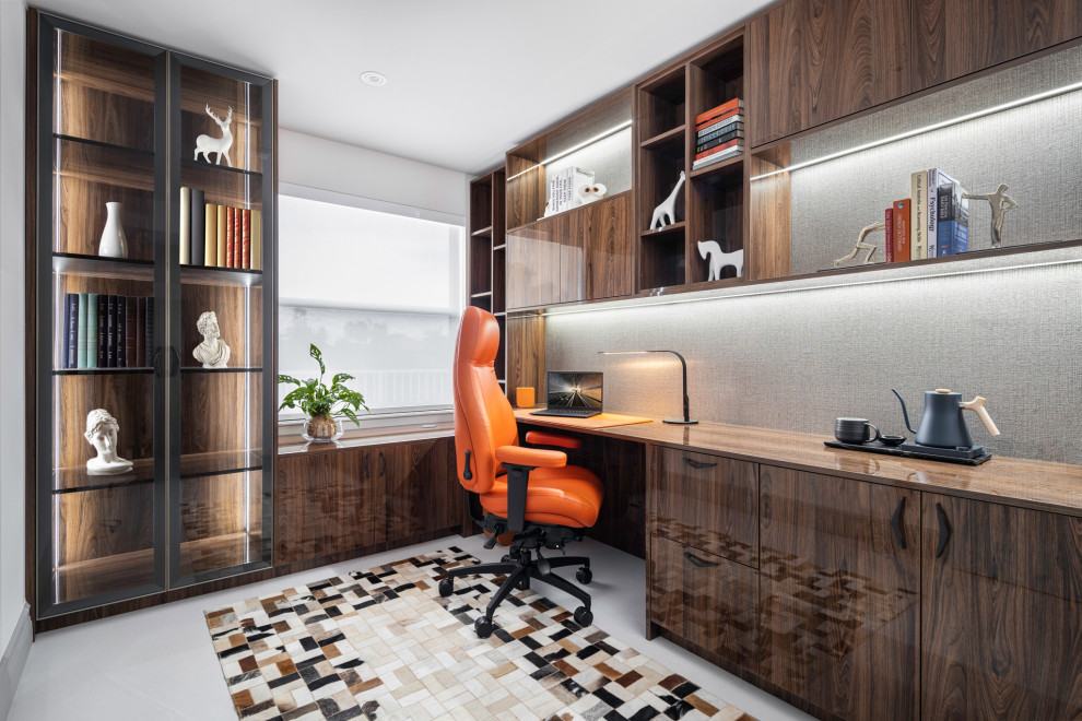 Mittelgroßes Modernes Arbeitszimmer mit Arbeitsplatz, grauer Wandfarbe, Porzellan-Bodenfliesen, Einbau-Schreibtisch, grauem Boden und Tapetenwänden in Miami