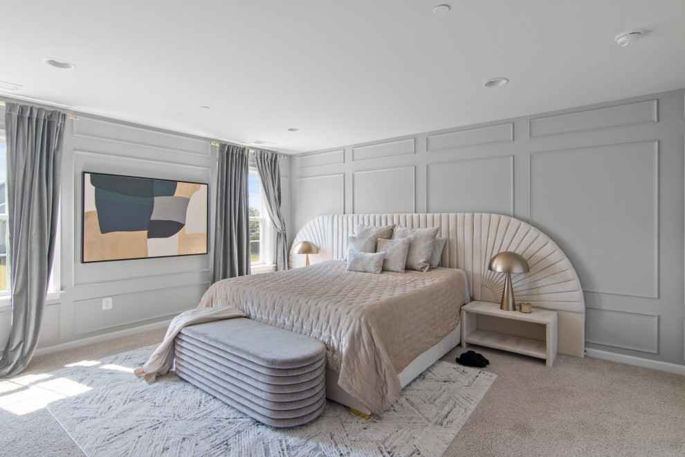 На фото: хозяйская спальня среднего размера в стиле неоклассика (современная классика) с серыми стенами, ковровым покрытием, бежевым полом и панелями на части стены с