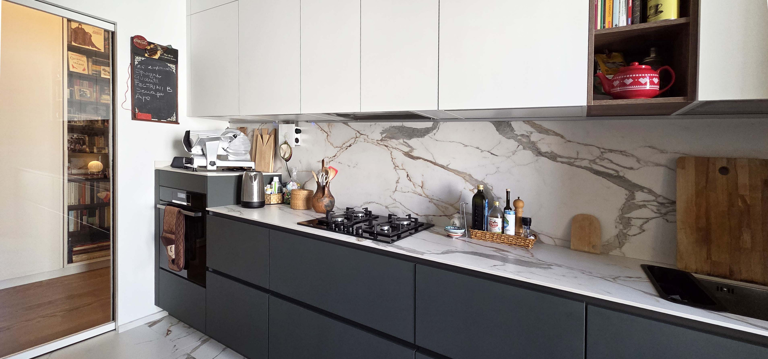 Ristrutturazione cucina e arredi su misura per ingresso e camera a Milano